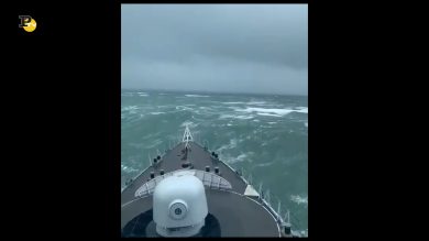 Nave in tempesta, onde giganti a bordo dell’imbarcazione