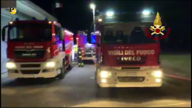 Vigili del Fuoco al lavoro per spegnere un incendio scoppiato nel lodigiano