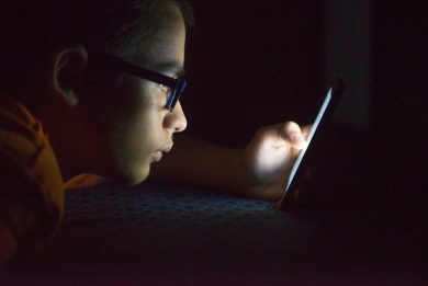 Violenza e fragilità, la vita dei nostri ragazzi al cellulare