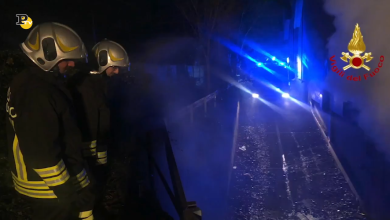 Vigili del Fuoco al lavoro a Bologna per l’incendio in un magazzino