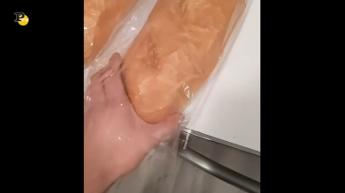 Cosa si inventerà questo ragazzo con i due filoncini di pane?