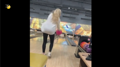 Un’esperta giocatrice di bowling in azione