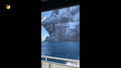 Il vulcano White Island in Nuova Zelanda erutta dopo tanti anni di silenzio