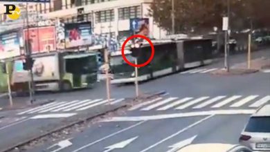 Milano, l’incidente tra bus e camion Amsa | video