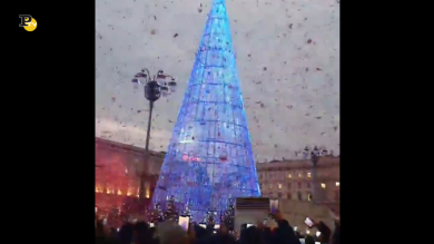 In Piazza Duomo a Milano è stato acceso l’albero di Natale