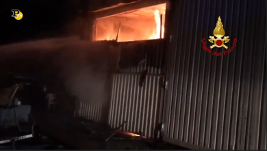 Vigili del Fuoco di Messina domano incendio in un cantiere navale