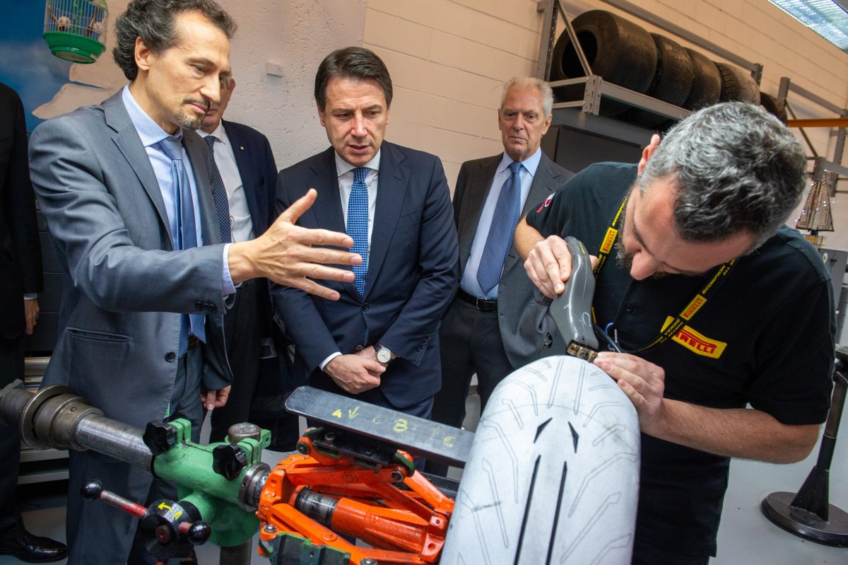 Galleria foto 'Giuseppe Conte visita l’area ricerca e sviluppo dell’Hq Pirelli' - foto 2