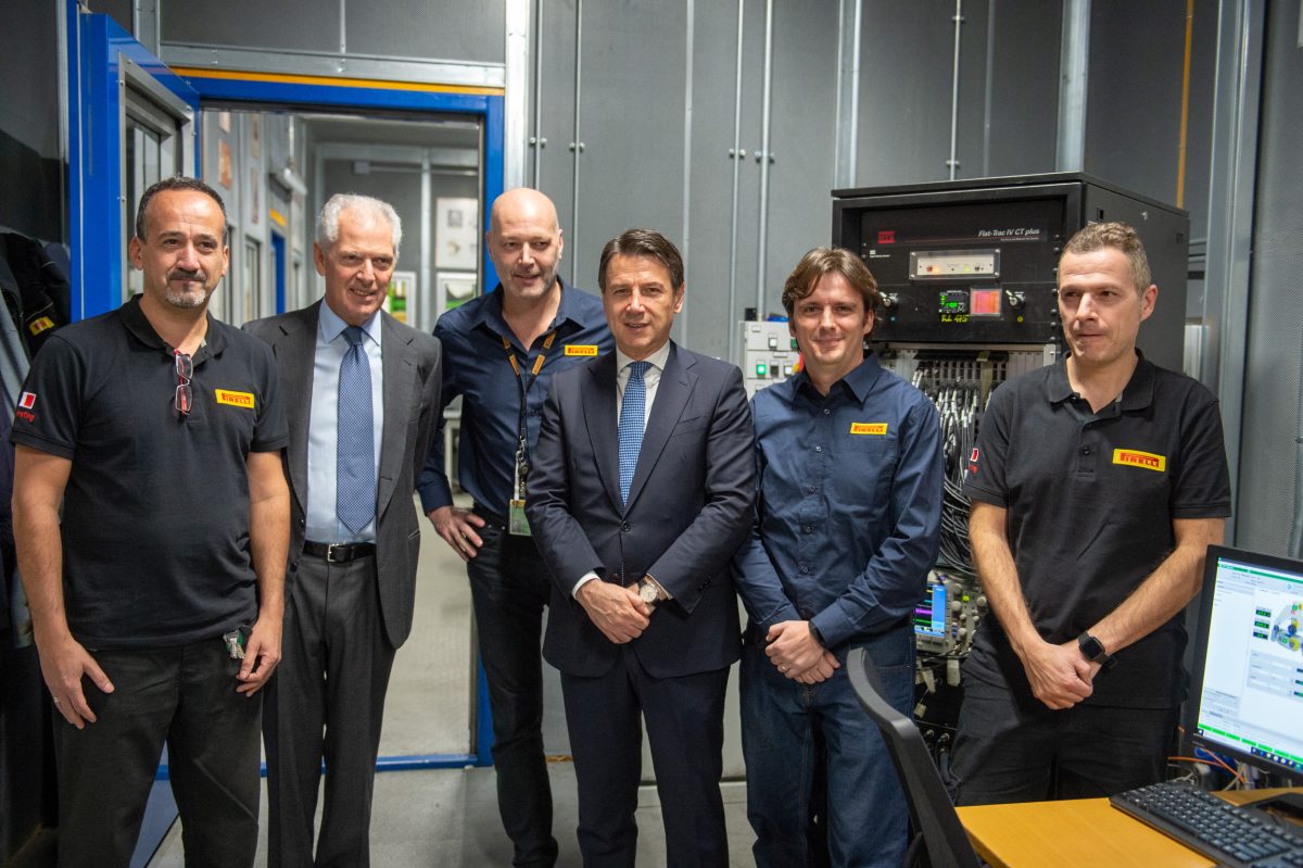 Galleria foto 'Giuseppe Conte visita l’area ricerca e sviluppo dell’Hq Pirelli' - foto 4