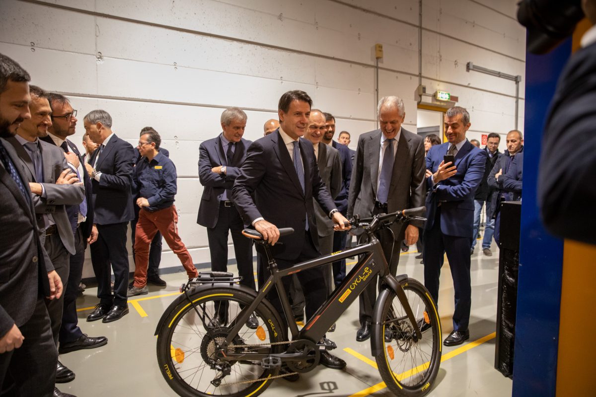 Galleria foto 'Giuseppe Conte visita l’area ricerca e sviluppo dell’Hq Pirelli' - foto 5