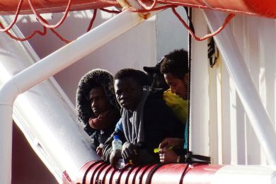 Il Governo vuole la sanatoria per 700.000 migranti, ma ha paura