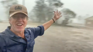 Australia: contadino festeggia per la pioggia contro gli incendi | video