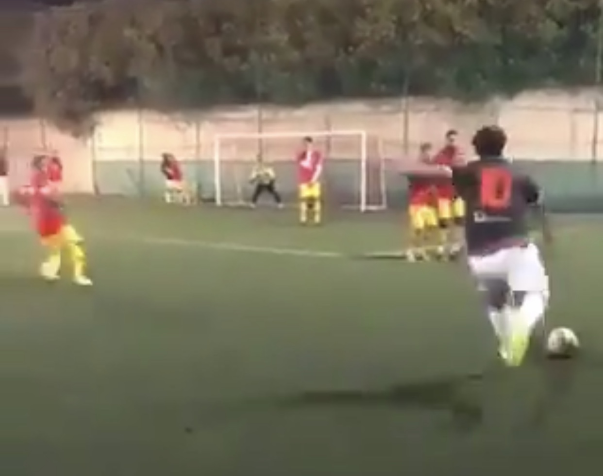 Totti, incredibile gol su punizione a calcetto I VIDEO Totti, incredibile gol su punizione a calcetto I VIDEO