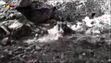 Rinvenuto arsenale nascosto in un muro a Reggio Calabria