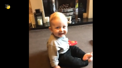 Il volto del bimbo si illumina alla vista del biscottino