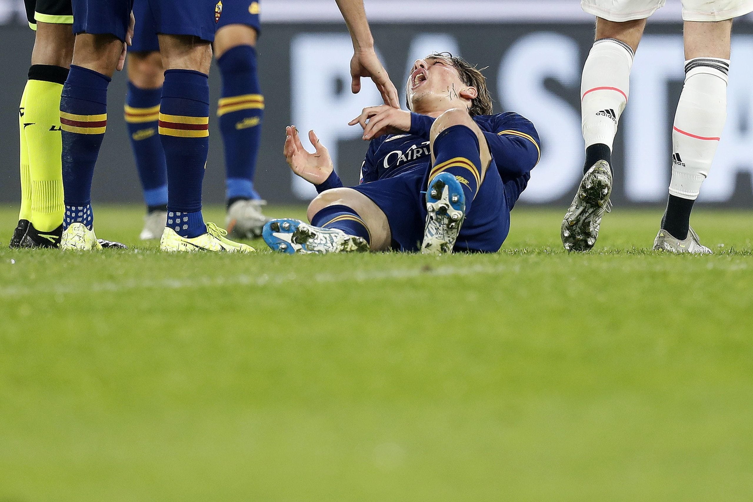 Zaniolo, infortunio al ginocchio e lacrime durante Roma-Juventus
