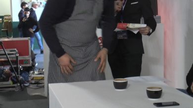 La nuova moda nei bar: il cappuccino decorato da disegni di latte