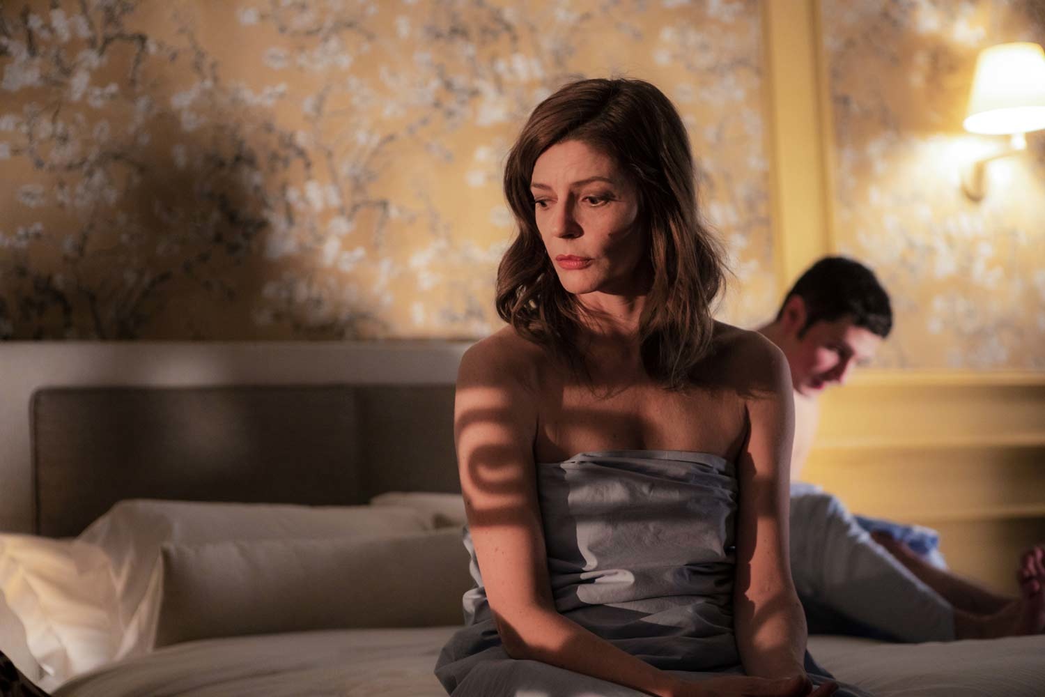 L’hotel degli amori smarriti, Chiara Mastroianni infedele seriale – Video