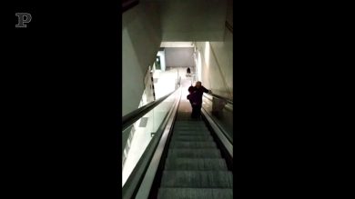 Ascensore guasto. Prende in braccio la figlia disabile