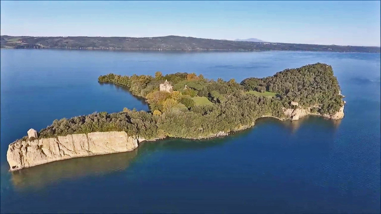 L’isola dei tesori sul lago di Bolsena L’isola dei tesori sul lago di Bolsena