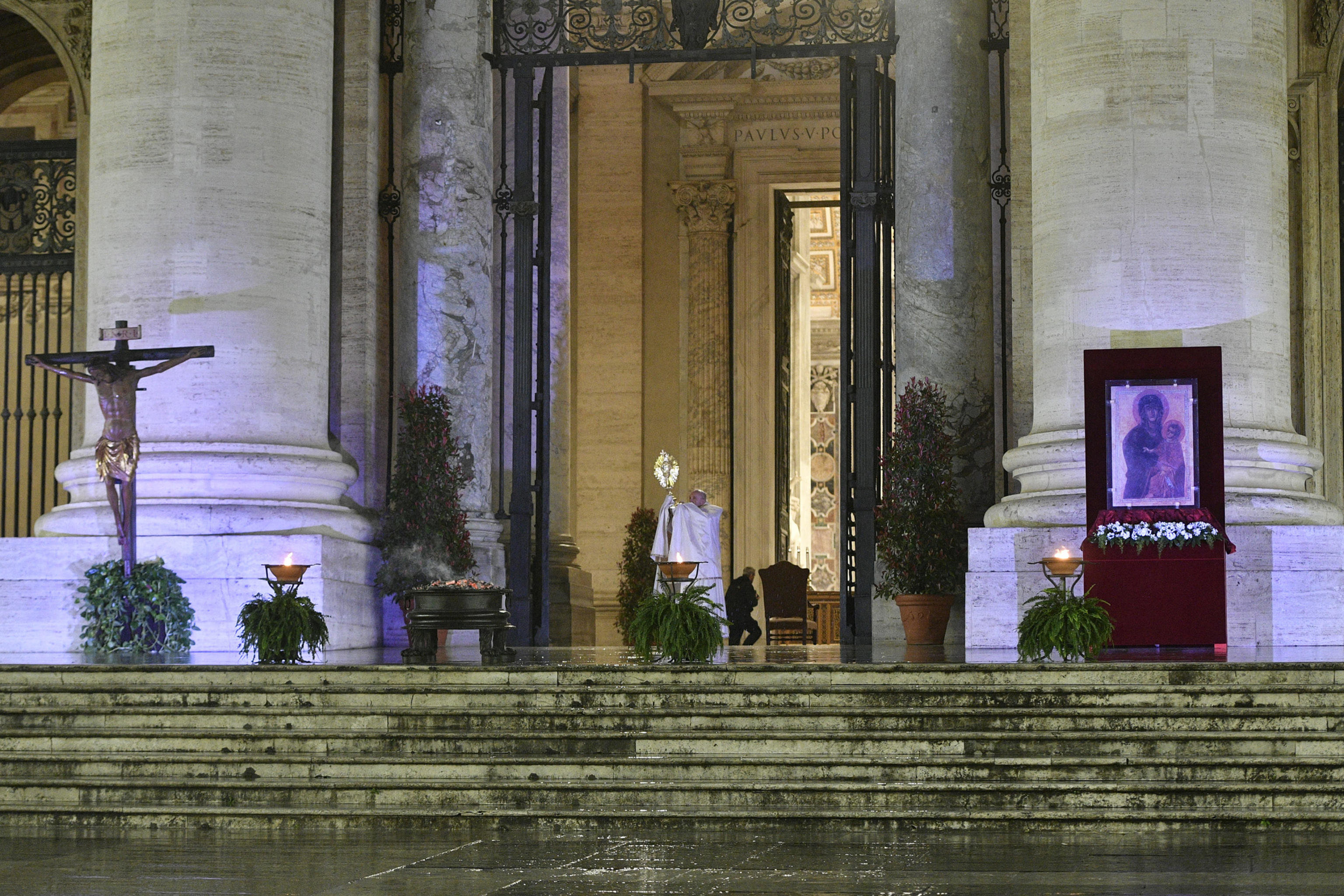 La benedizione «Urbi et Orbi» di Papa Francesco nella Piazza San Pietro vuota