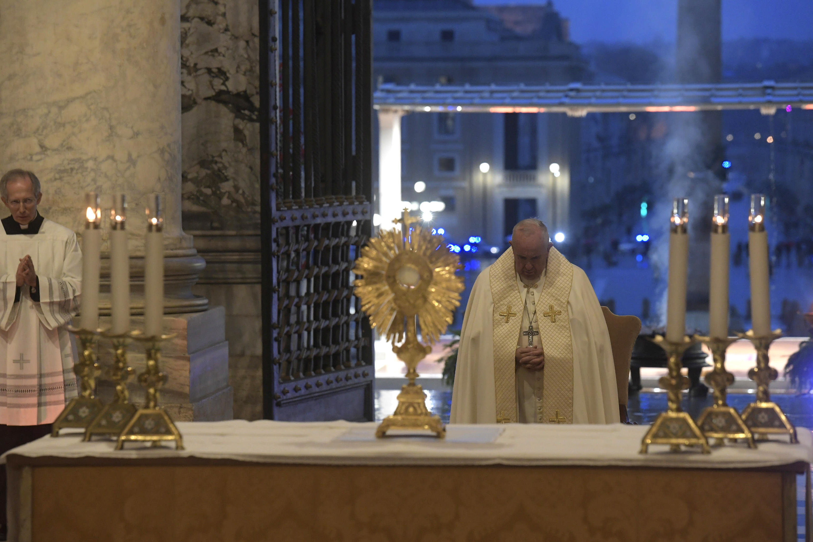 La benedizione «Urbi et Orbi» di Papa Francesco nella Piazza San Pietro vuota