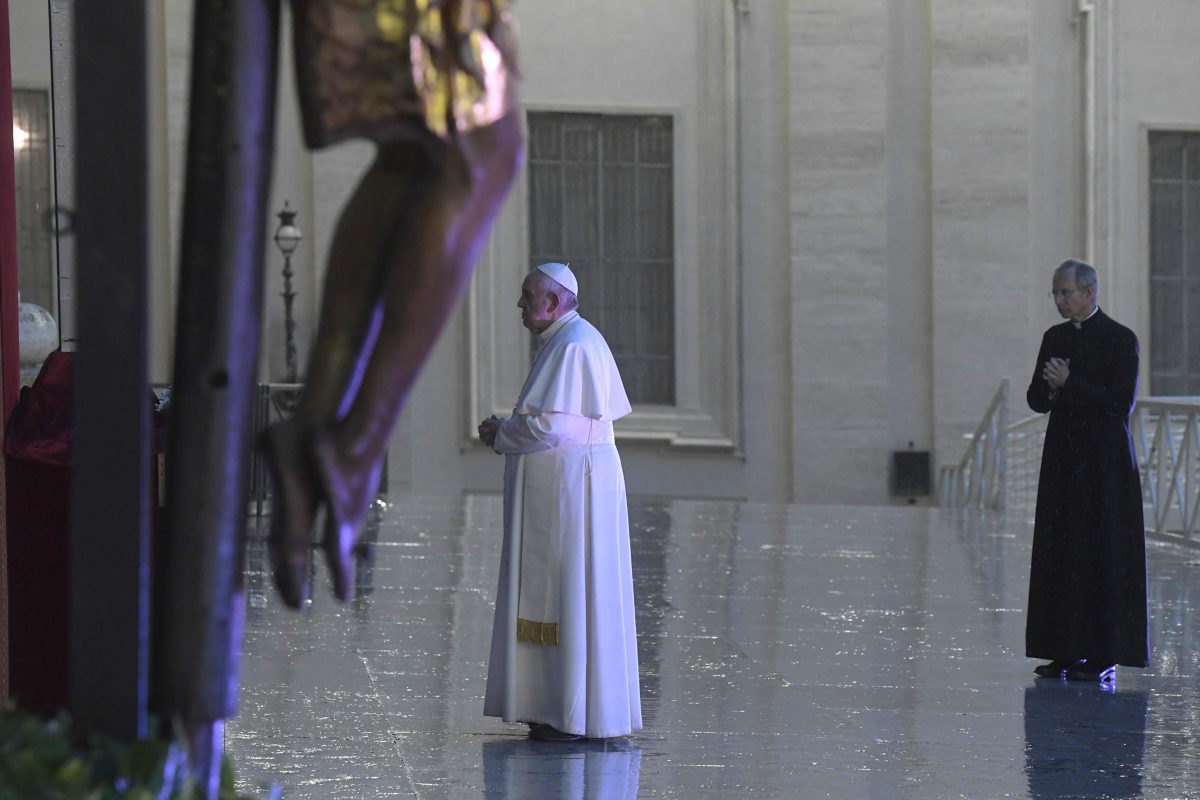 Galleria foto 'La benedizione «Urbi et Orbi» di Papa Francesco nella Piazza San Pietro vuota' - foto 6