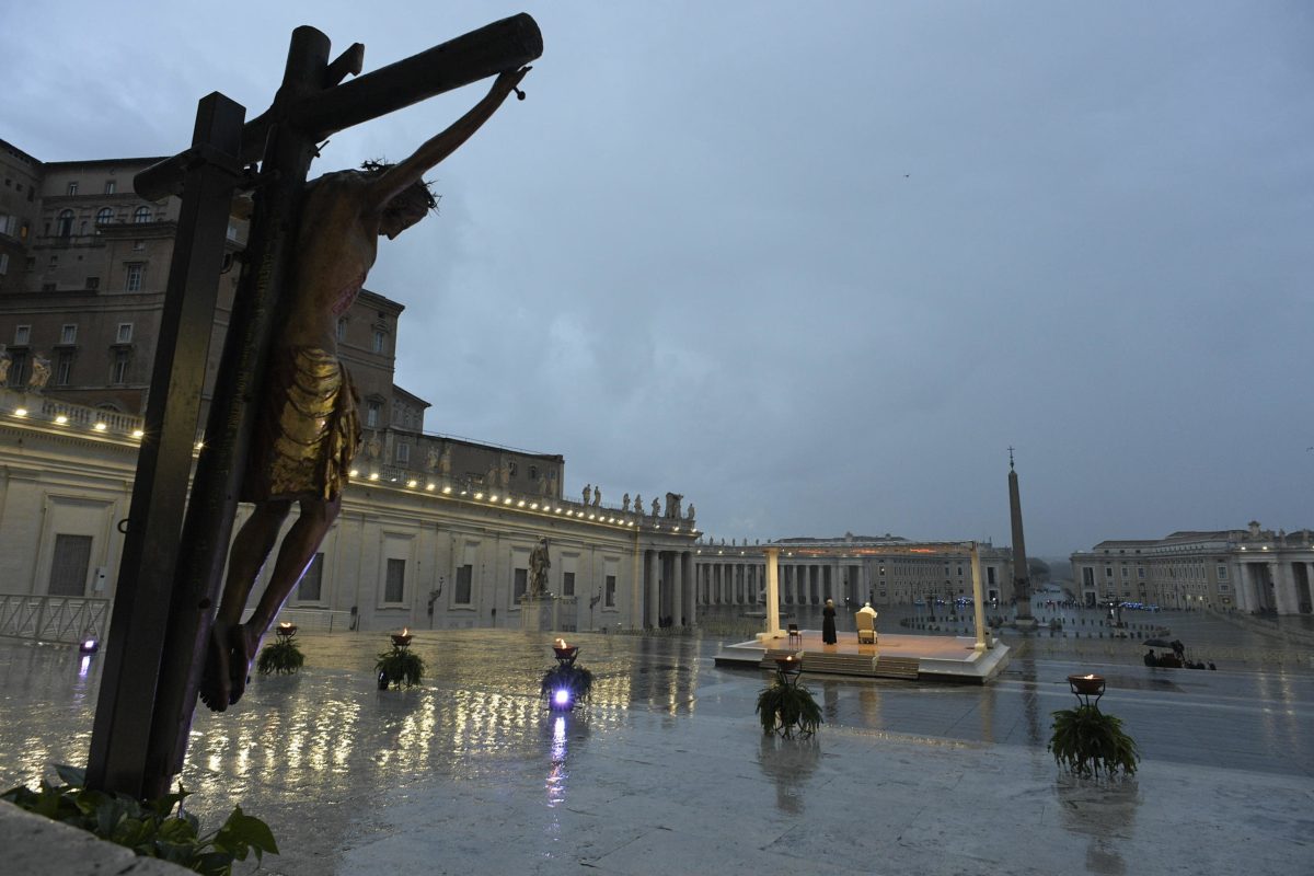 Galleria foto 'La benedizione «Urbi et Orbi» di Papa Francesco nella Piazza San Pietro vuota' - foto 4