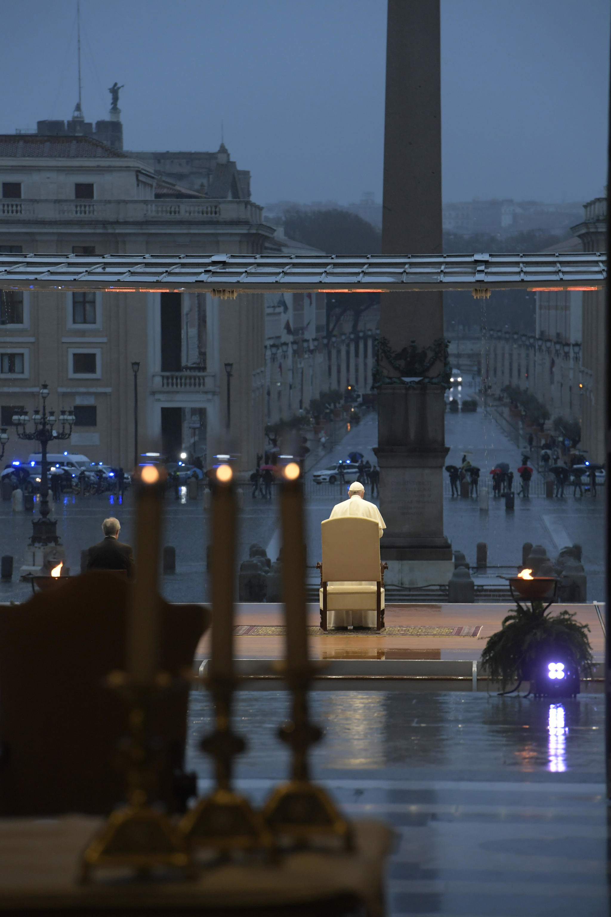 La benedizione «Urbi et Orbi» di Papa Francesco nella Piazza San Pietro vuota