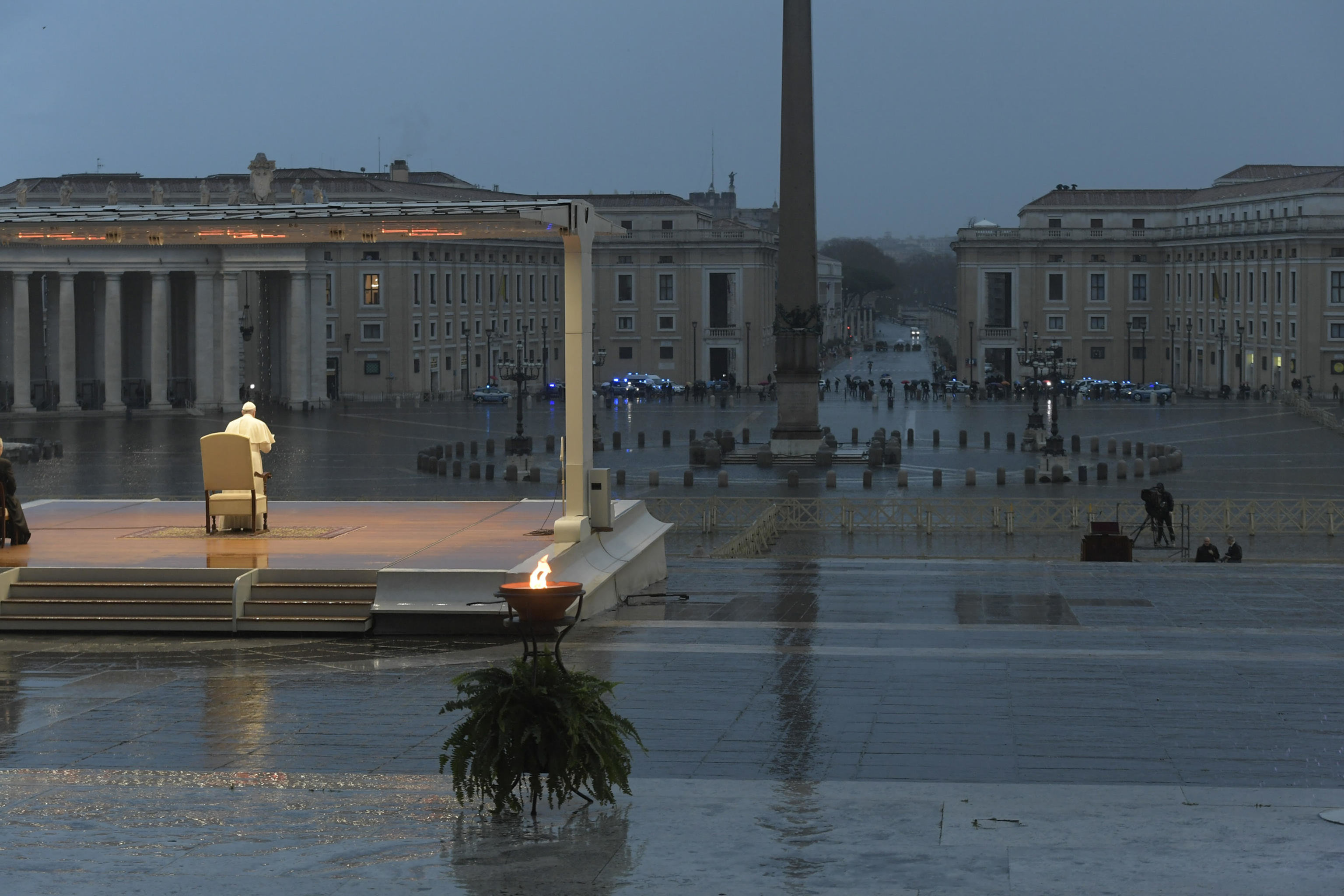 La benedizione «Urbi et Orbi» di Papa Francesco nella Piazza San Pietro vuota