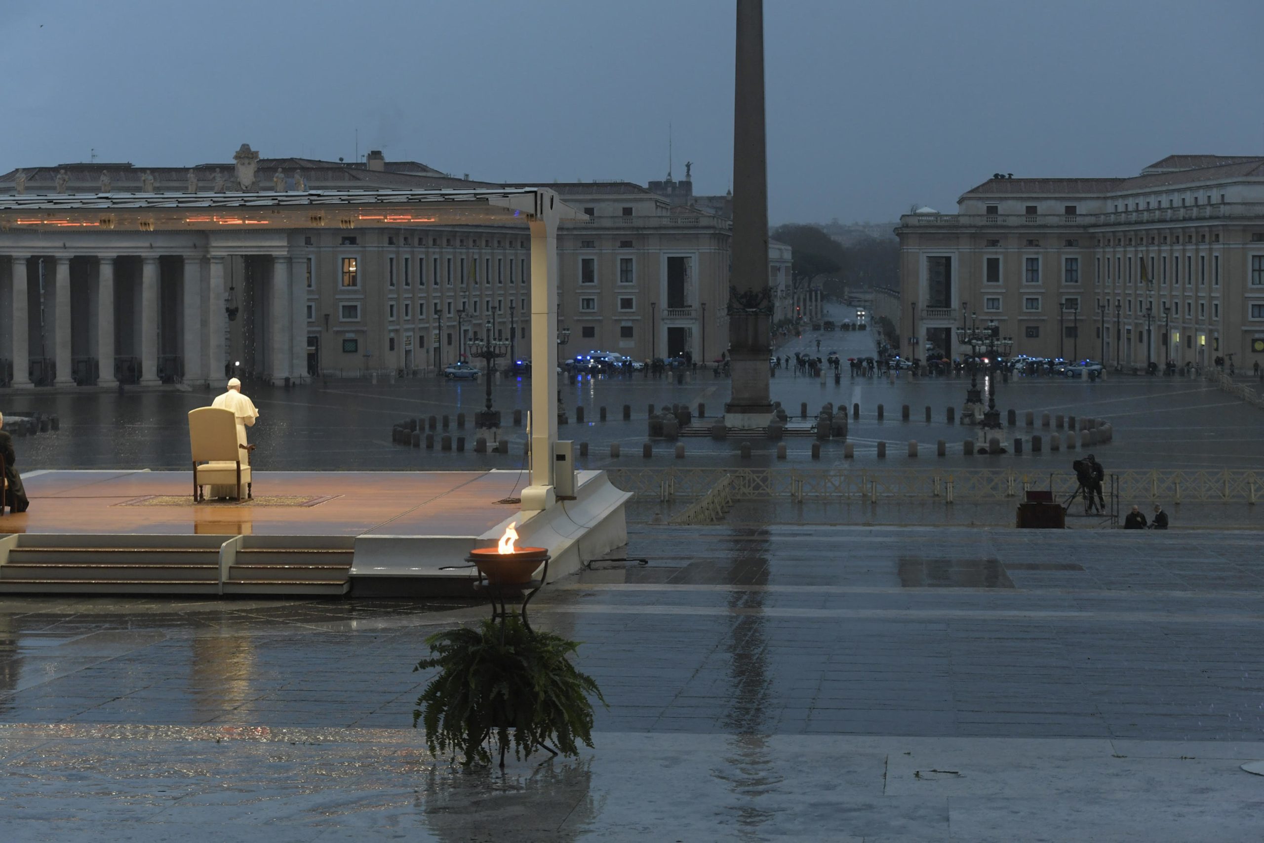 La benedizione «Urbi et Orbi» di Papa Francesco nella Piazza San Pietro vuota