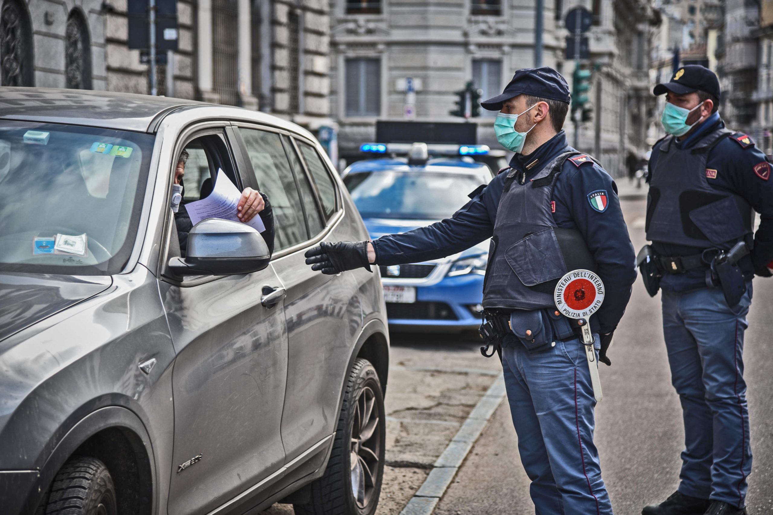 Ci danno le multe, non le mascherine Ci danno le multe, non le mascherine