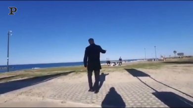 Decaro caccia la gente a casa