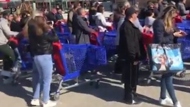 Code immense nei supermercati di Parigi