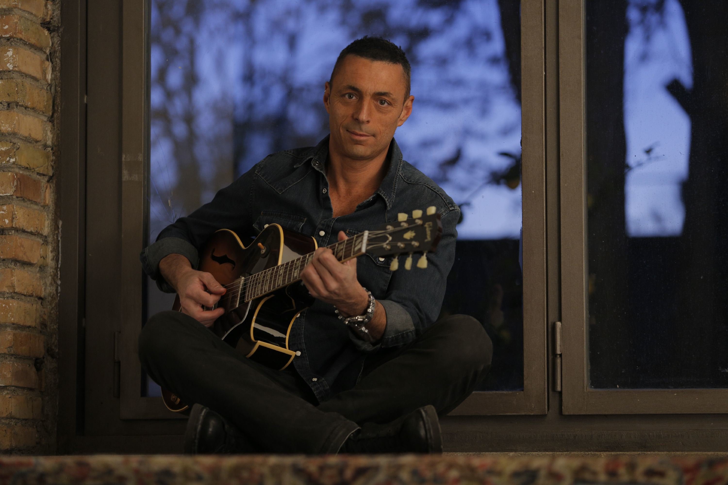 Alex Britti: «Lezioni di chitarra contro il Coronavirus»