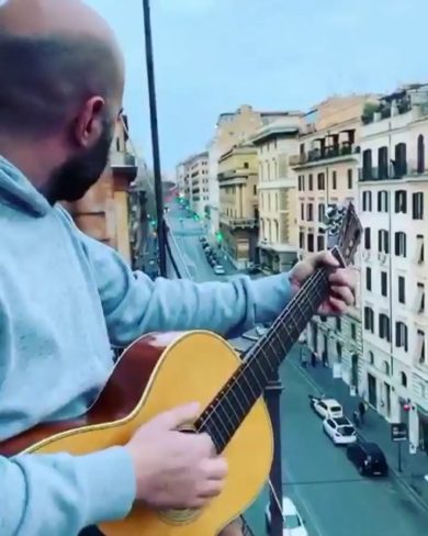 Giuliano Sangiorgi canta contro il Coronavirus