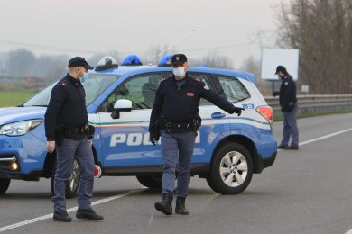 Coronavirus, Italia zona rossa. I controlli della Polizia