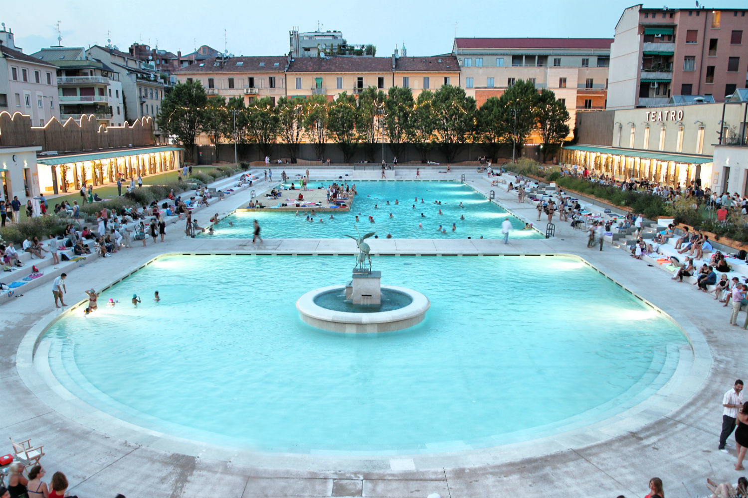 Parenti, il miracolo del teatro con due piscine