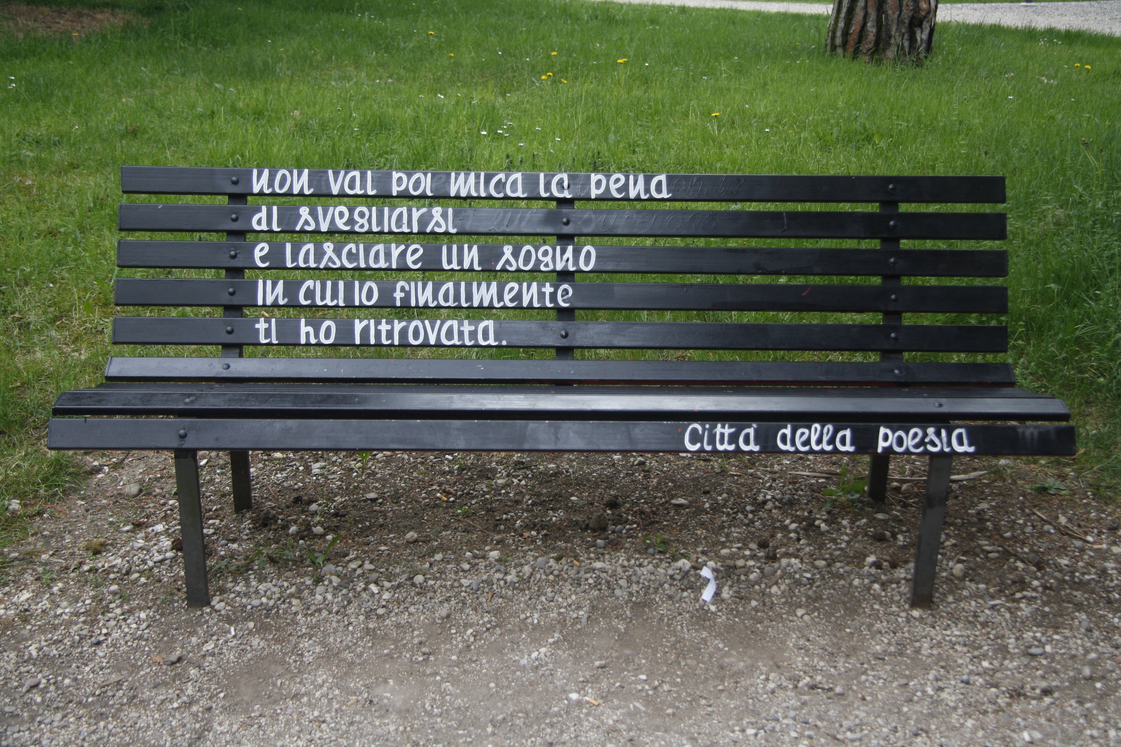 Il graffitaro che porta la poesia sulle saracinesche