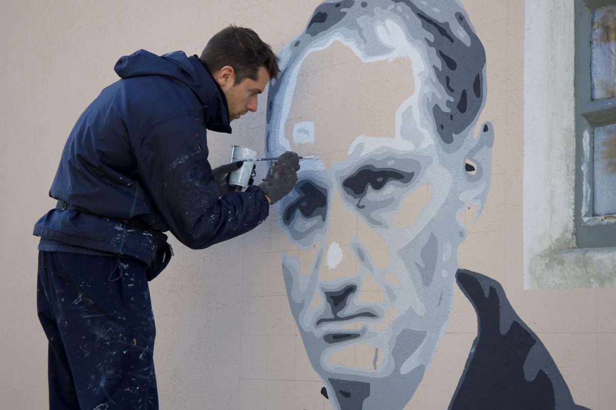 Galleria foto 'Il graffitaro che porta la poesia sulle saracinesche' - foto 12