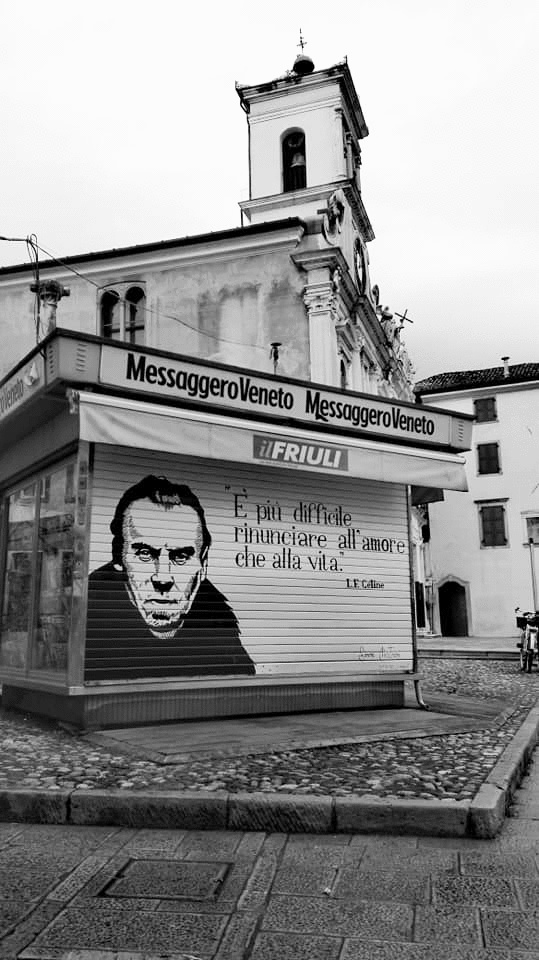 Il graffitaro che porta la poesia sulle saracinesche