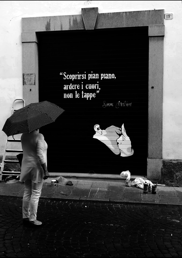 Il graffitaro che porta la poesia sulle saracinesche