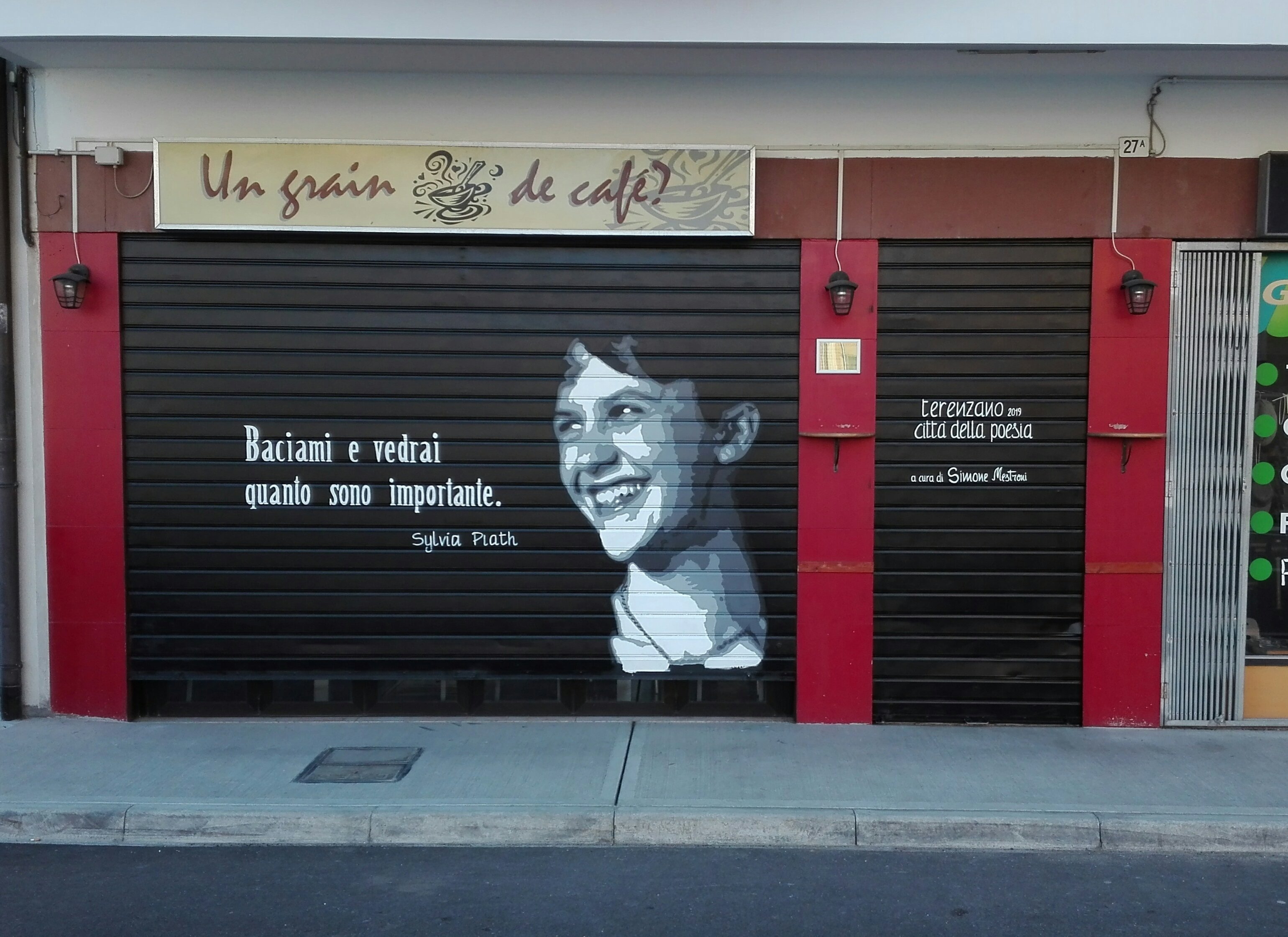 Il graffitaro che porta la poesia sulle saracinesche