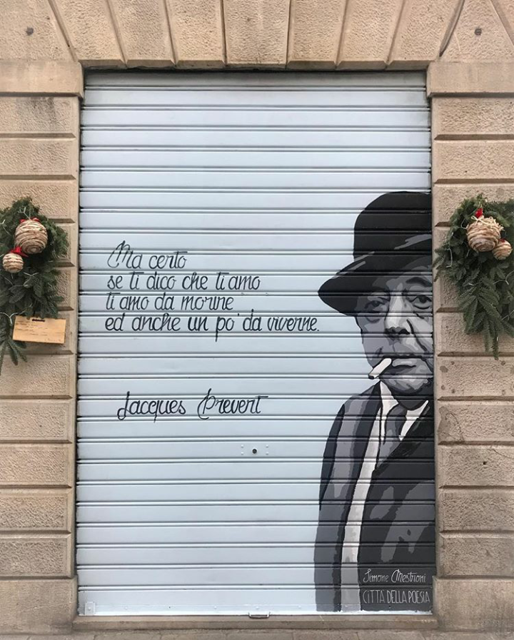 Il graffitaro che porta la poesia sulle saracinesche