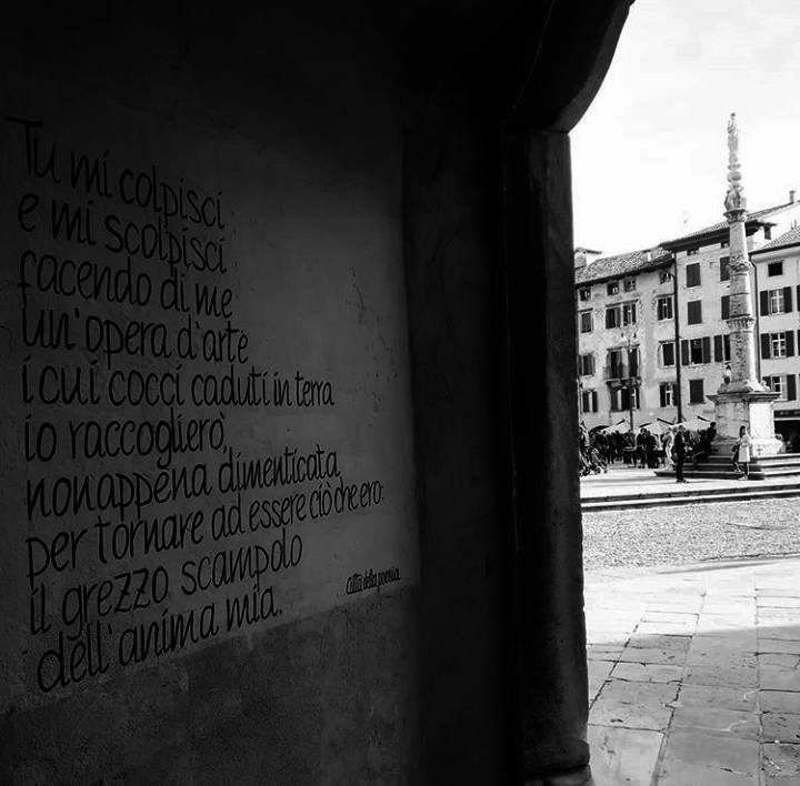 Il graffitaro che porta la poesia sulle saracinesche