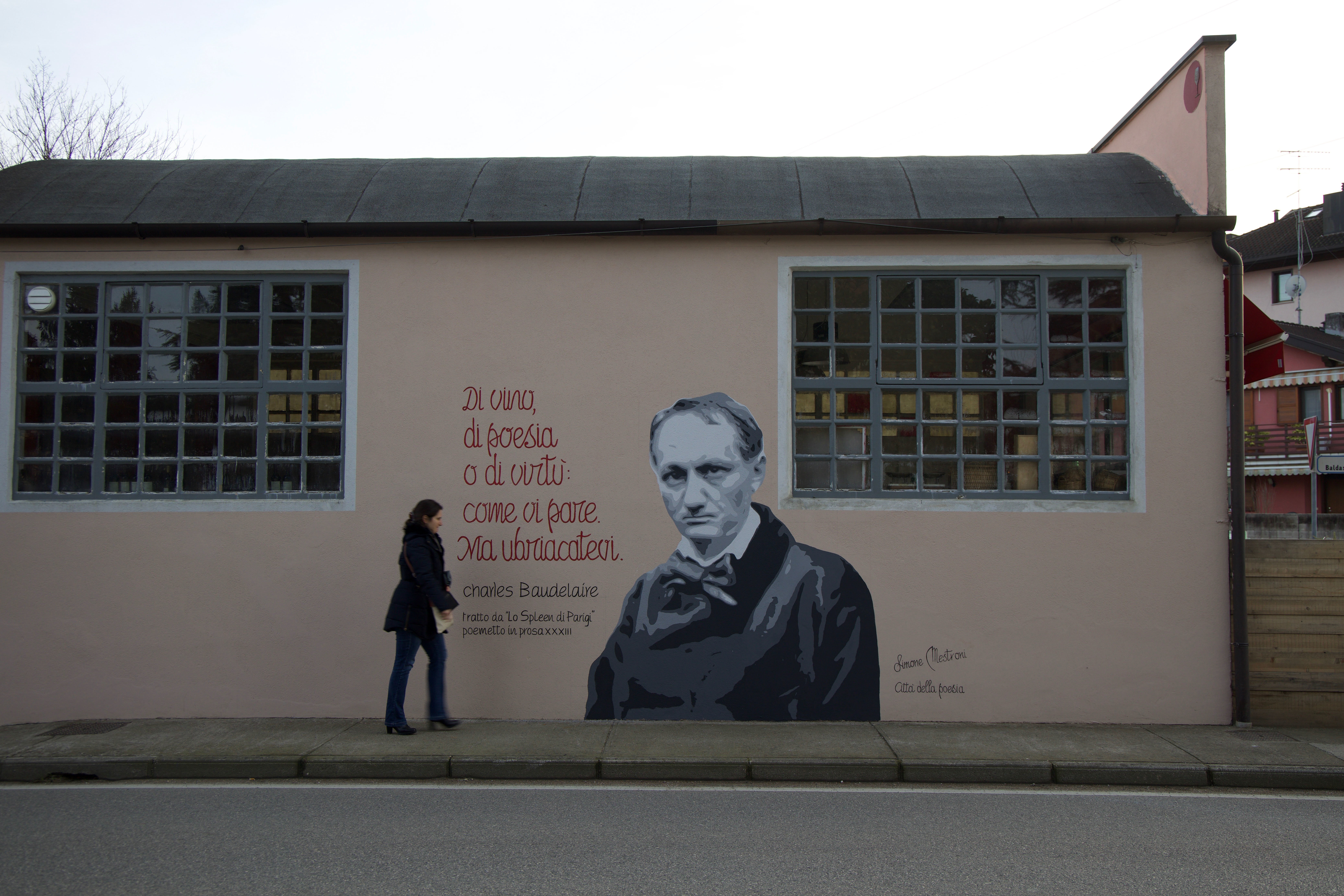 Il graffitaro che porta la poesia sulle saracinesche