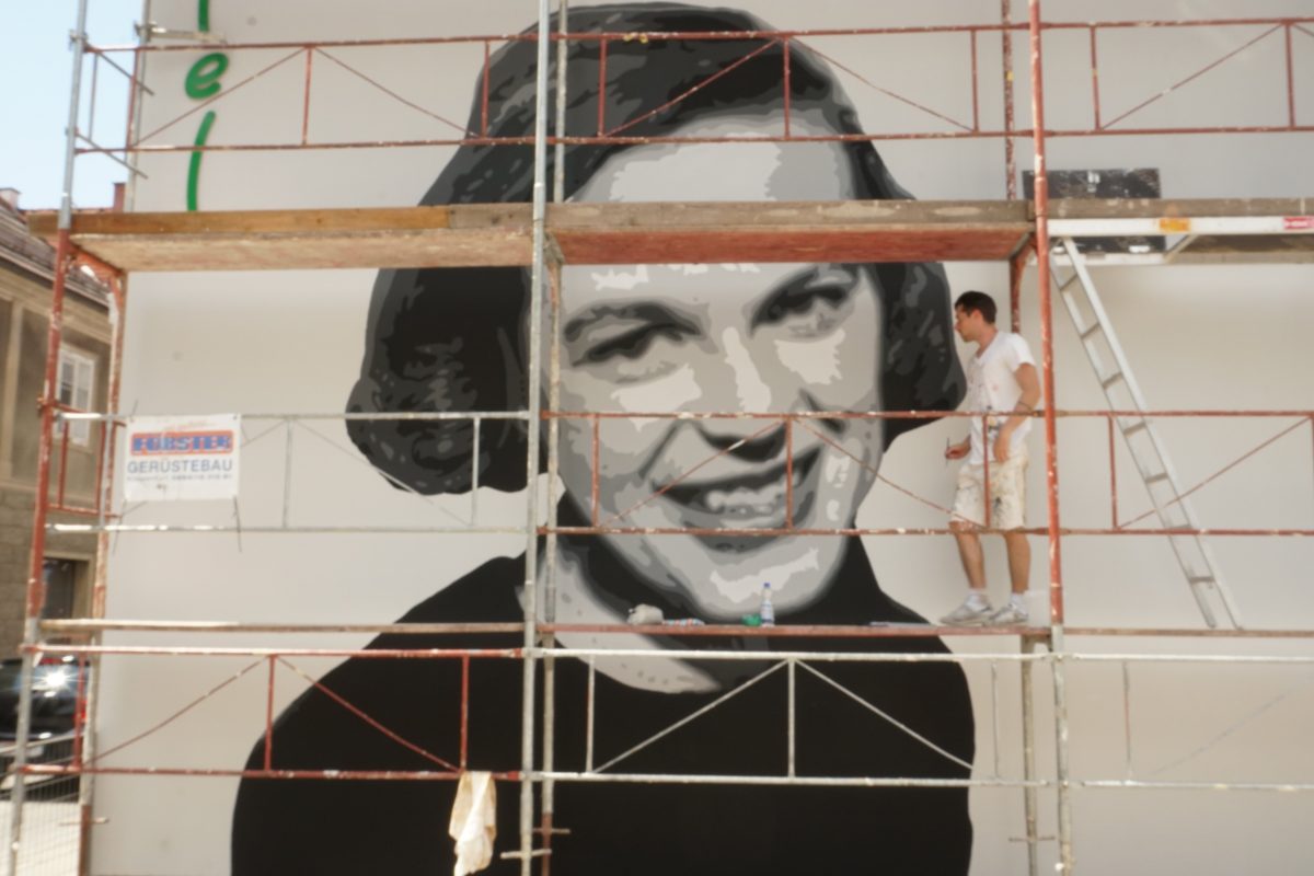 Galleria foto 'Il graffitaro che porta la poesia sulle saracinesche' - foto 2