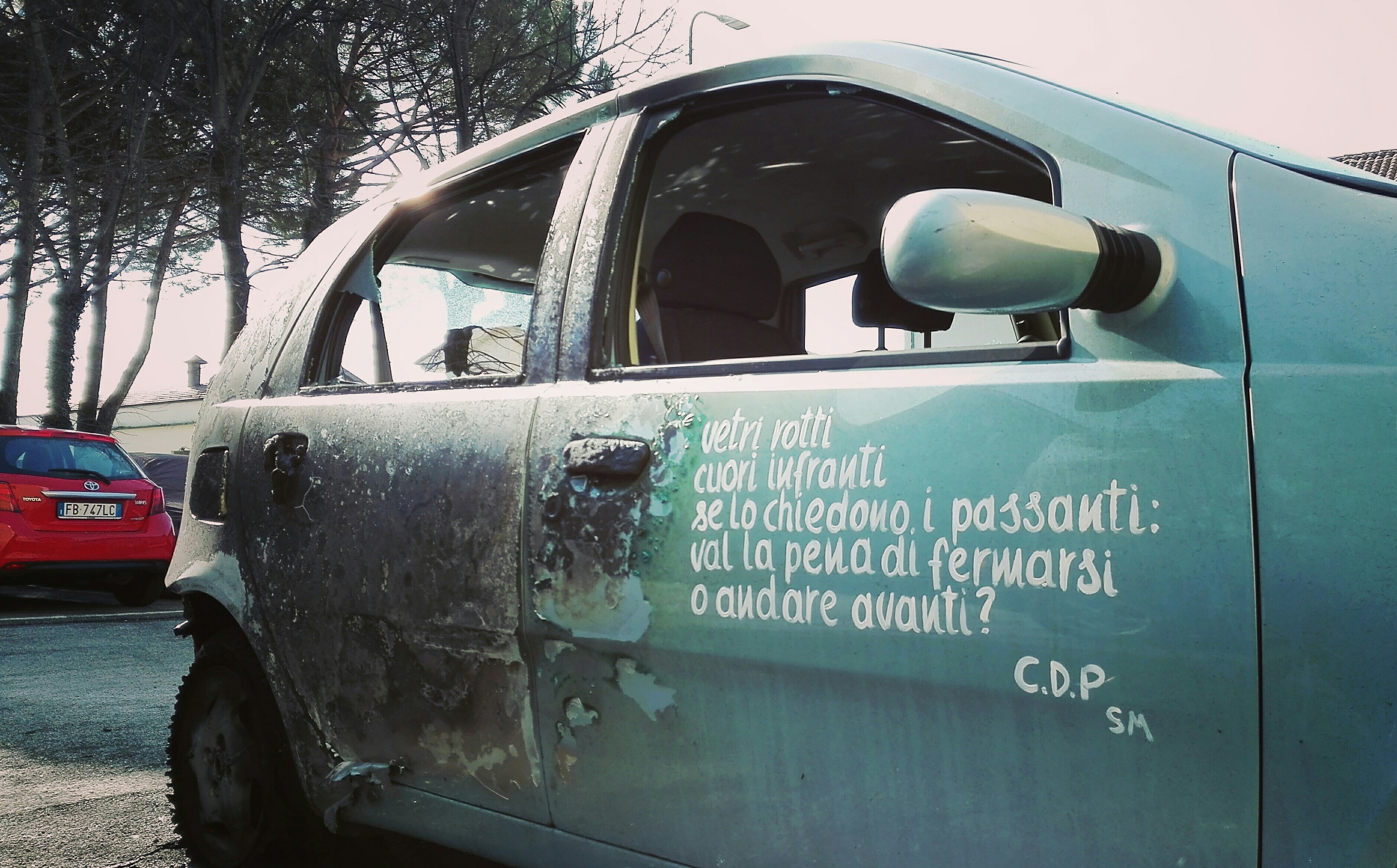 Il graffitaro che porta la poesia sulle saracinesche