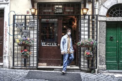 La protesta di ristoratori negozianti contro Conte ed il decreto della Fase 2