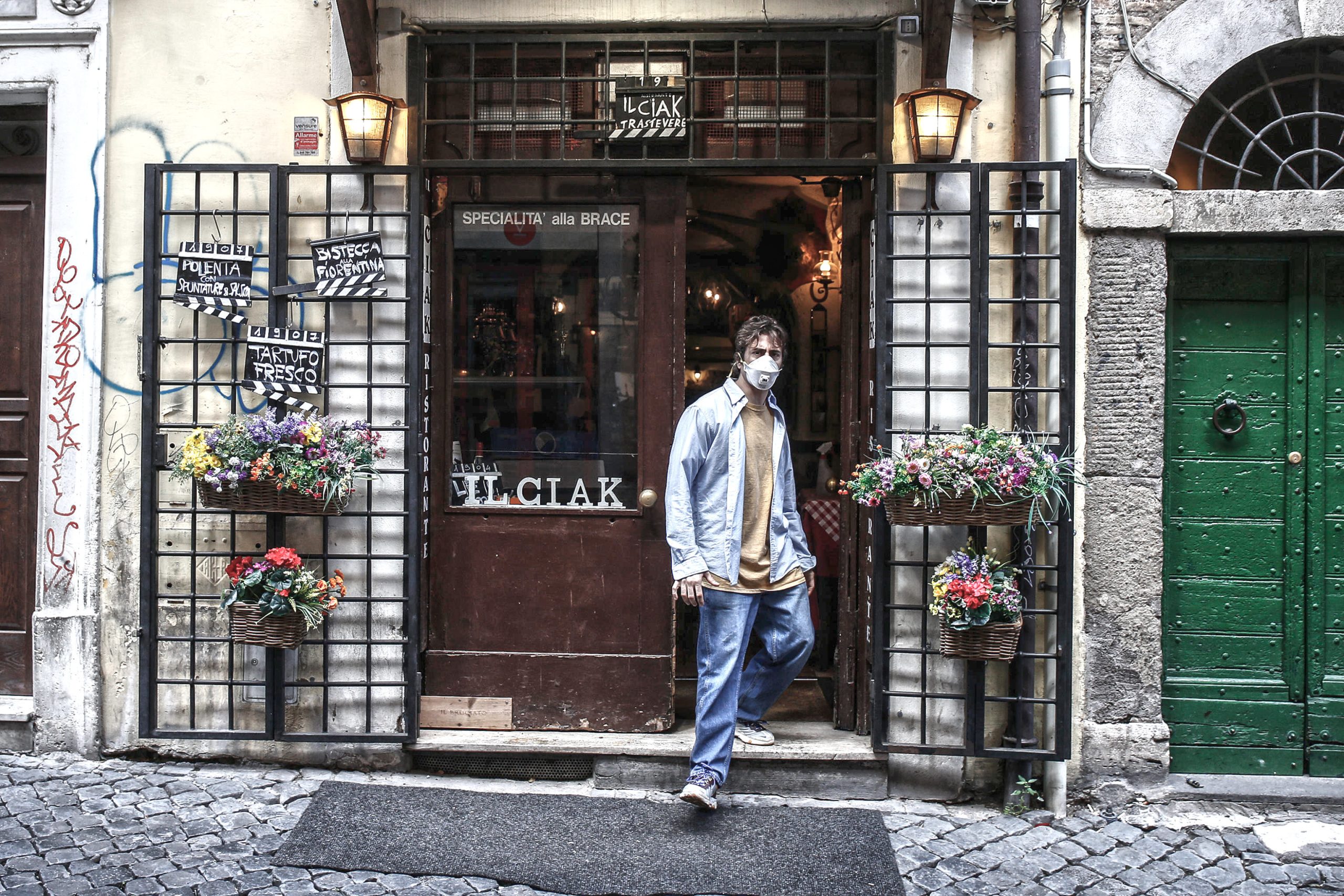 La protesta di ristoratori negozianti contro Conte ed il decreto della Fase 2 La protesta di ristoratori negozianti contro Conte ed il decreto della Fase 2