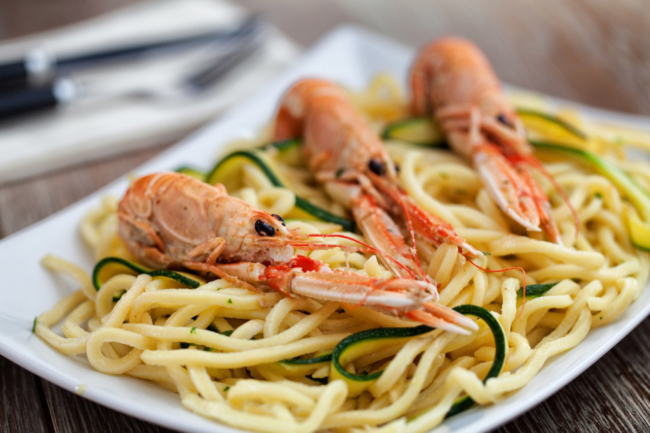 Cuciniamo insieme: tonnarelli agli scampi (pomodorini e zucchine)